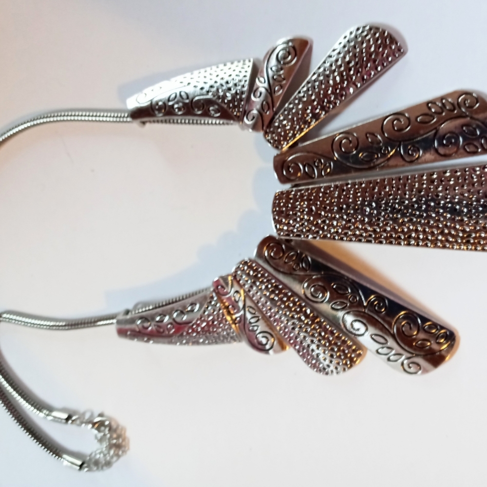 Silver tone necklace